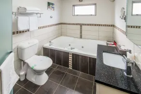 151 On London Motel & Conference Centre - Baño