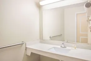 Days Inn by Wyndham Bastrop - Salle de bain