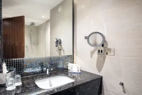 Crowne Plaza London Heathrow T4 by IHG - Bathroom
