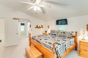 Secluded Cabin w/ Porch - 7 Miles to Lake Chatuge! - Interiør
