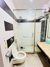 Roomshala Hotel Lee Grand - Baño