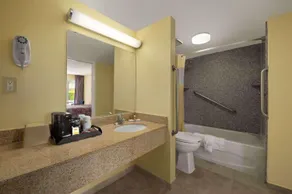 Rose Garden Inn & Suites Thomasville - Bathroom
