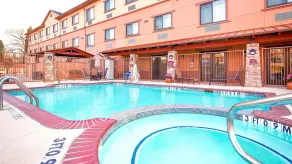 Best Western Plus Royal Mountain Inn & Suites - Piscina