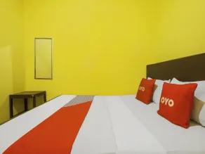 OYO 92483 Hotel Kirana - Habitación