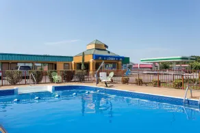 Days Inn by Wyndham Dickson - Piscine