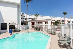 DoubleTree by Hilton Pomona - Piscine
