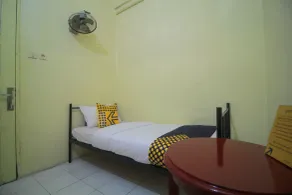 SPOT ON 2305 Andys Nur Penginapan - Habitación
