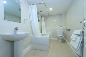 Centre Of Britain Hotel - Baño