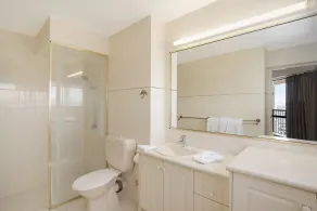 Burleigh Esplanade Apartments - Bathroom
