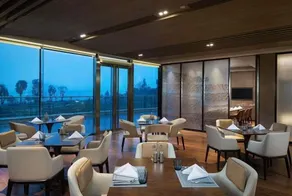 Howard Johnson Yacht Club Hotel - Restaurant