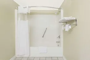 Days Inn by Wyndham Lenoir City - Salle de bain