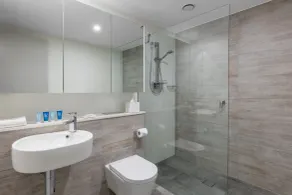 Meriton Suites Southport - Bathroom