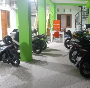 Happy Syariah Hotel near Jombor Mitra RedDoorz - Parking