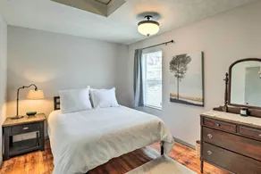 Cozy Omaha Vacation Rental: 6 Miles to Downtown! - Chambre