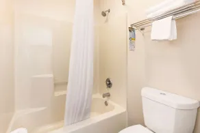 Quality Inn Trussville I-59 exit 141 - Bathroom