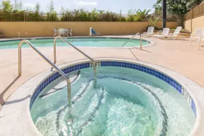 Ramada by Wyndham Ontario Airport & Convention Center - Piscine