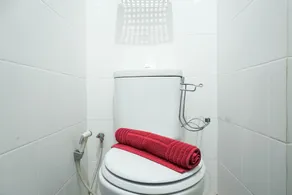 Cozy and Modern Studio Apartment at Belmont Residence Puri - Bathroom