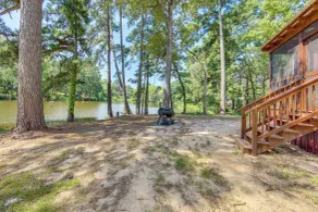 Quitman Lakefront Cabin w/ Screened Porch & Grill! - Innvendig