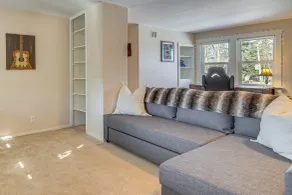 Walk to Fox River Grove Station: Home w/ Hot Tub - Interiör