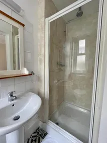 OYO The Lodge Bournemouth - Bathroom