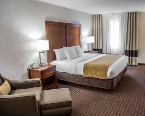 Comfort Inn & Suites Riverview near Davenport and I-80 - Zimmer