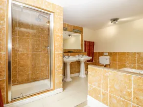 Wheelbarrow Castle - Bathroom