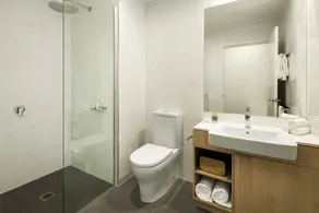 Quest Griffith - Bathroom