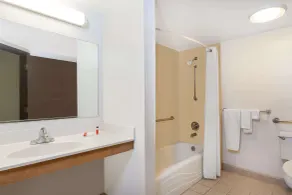 Super 8 by Wyndham Harrisburg Hershey West - Salle de bain