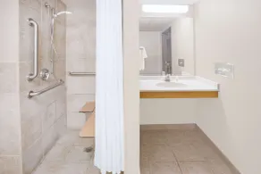 Super 8 by Wyndham Davenport - Bathroom