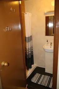 A Gosport Inn - Free Private Parking - Bathroom