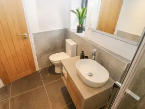4 Castle Terrace - Bathroom