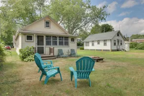 'Grandma's Cottage' w/ Sunroom: Walk to Beach - Intérieur