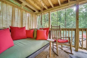 < 1/2 Mi to Lake Burton! Forest-view Sanctuary - Innvendig