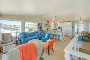 Stunning Home in Coupeville w/ Deck + Beach Access - Innvendig