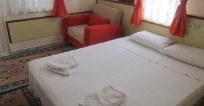 Red Rose Hotel - Room
