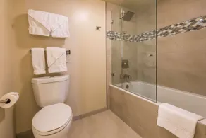 Aston Waikiki Beach Tower - Badezimmer