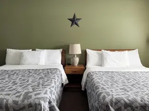 The Trail Inn - Newberry, MI - Formerly Knollwood Inn - 13467 M-28 - Chambre