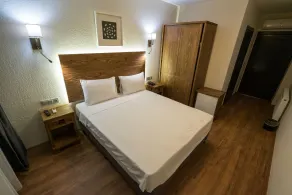 8 Rooms Hotel - Room