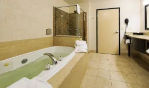 Grand Hotel at Bridgeport - Bathroom
