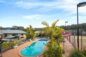 Robyn's Nest Lakeside Resort - Pool