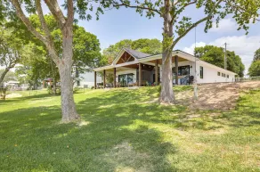 Lakefront Onalaska Home w/ Screened-in Porch! - Innvendig