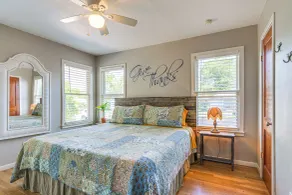 1 Mi to Dtwn: Family-friendly Brenham Bungalow! - Interiör