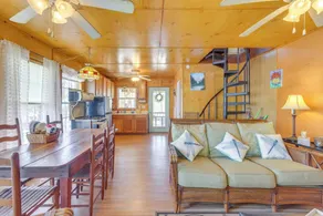 Lakefront Delta Cabin Rental w/ Boat Dock + Deck! - Innenbereich