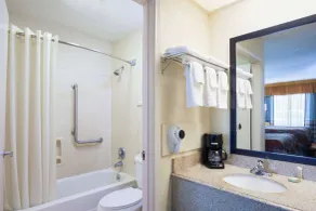 Super 8 by Wyndham Hammond - Bathroom