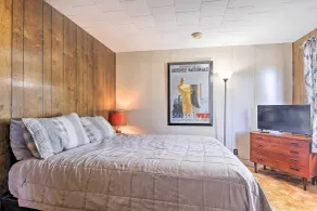 Retro Rhinelander Lake Retreat w/ Fire Pit! - Innvendig