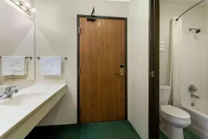 Super 8 by Wyndham Reedsburg - Room
