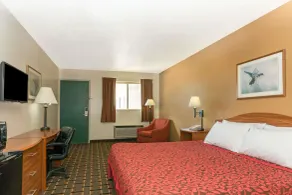 Days Inn by Wyndham Paxton - Room