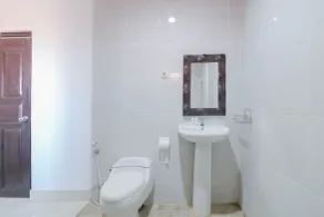 Capital O 1666 Grand Pudjawan Hotel Near Kuta Beach - Bathroom