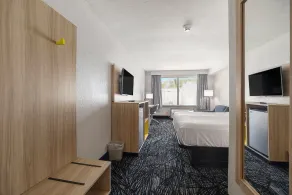 Days Inn & Suites by Wyndham Norton Shores/Muskegon - Chambre