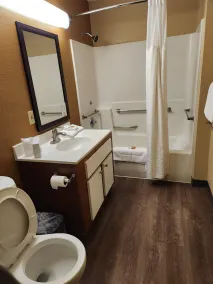 Suburban Studios Columbus East - Salle de bain